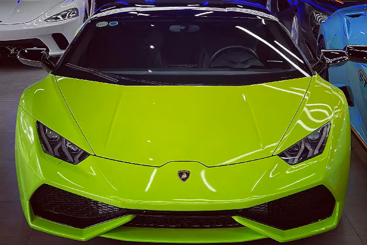 Bên cạnh màu đỏ Memphis cá tính, ngoại thất chiếc siêu xe mui trần McLaren 720S Spider này còn có nhiều chi tiết bằng carbon, xe mang biển số khá đẹp với 2 số cuối là lộc phát. Số lượng dòng xe McLaren 720S Spider tại dải đất hình chữ S khoảng 8 chiếc. Giá xe McLaren 720S Spider đã qua sử dụng trên 20 tỷ đồng. Siêu xe McLaren 720S Spider chỉ mất thời gian 8 đến 11 giây để đóng cũng như mở mui.