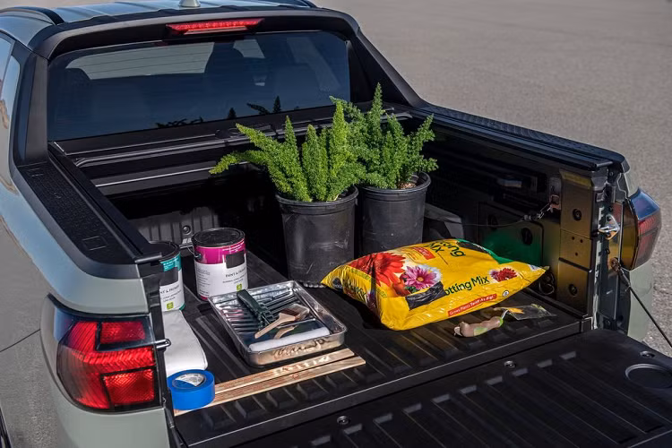 Không chỉ gây bất ngờ ở diện mạo bên ngoài, Hyundai Santa Cruz còn tạo cho người xem cảm giác ấn tượng ngay cả ở trong khoang lái. Phong cách của một mẫu CUV cao cấp bao trùm lên mọi chi tiết của Santa Cruz. Từ ghế bọc da, đồng hồ công-tơ-mét dạng màn hình LCD 10 inch, màn hình giải trí cảm ứng, các ngăn chứa đồ tiện dụng cho tới hệ thống âm thanh của Bose...