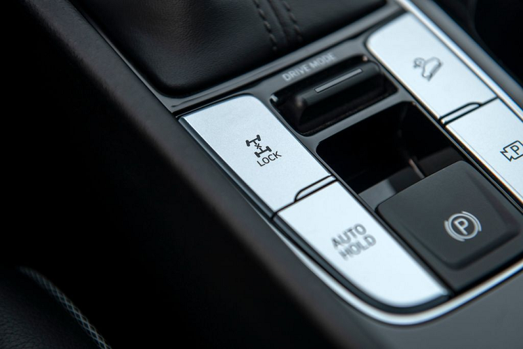 Trên Santa Cruz, Hyundai trang bị cho xe hệ thống dẫn động 4 bánh toàn thời gian HTRAC, tương tự mẫu Santa Fe. Theo Hyundai, hệ thống HTRAC của Hyundai có thể phân bổ lực mô-men xoắn tới bánh sau để tạo cảm giác thể thao tương tự xe dẫn động cầu sau cho người lái.