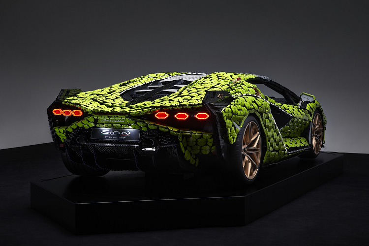 Thực tế, đây là mô hình trưng bày độc nhất được Lego Technic và Lamborghini hợp tác chế tạo. Bản sao này được hoàn thiện từ 400.000 mảnh ghép và 8.660 giờ làm việc. Chi phí chế tạo không được công bố.
