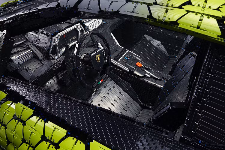 Bên trong, nội thất của "siêu bò hybrid" được hoàn thiện từ hàng nghìn miếng Lego với không gian đủ rộng rãi cho người lớn ngồi vào. Những chi chiết được mô phỏng gần như chính xác với vô-lăng tích hợp lẫy chuyển số, bảng đồng hồ điện tử, cụm điều khiển trung tâm hay 2 ghế ngồi thể thao...