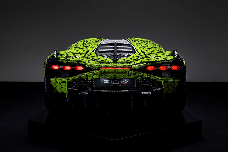 Nhiều bộ phận đã được Lego Technic chế tạo riêng để hoàn thành mô hình của Lamborghini Sian hàng hiệu. Dù không có đèn chiếu sáng, chiếc Sian Lego vẫn được trang bị đèn định vị trước và cụm đèn hậu LED được mô phỏng chi tiết và sắc sảo.