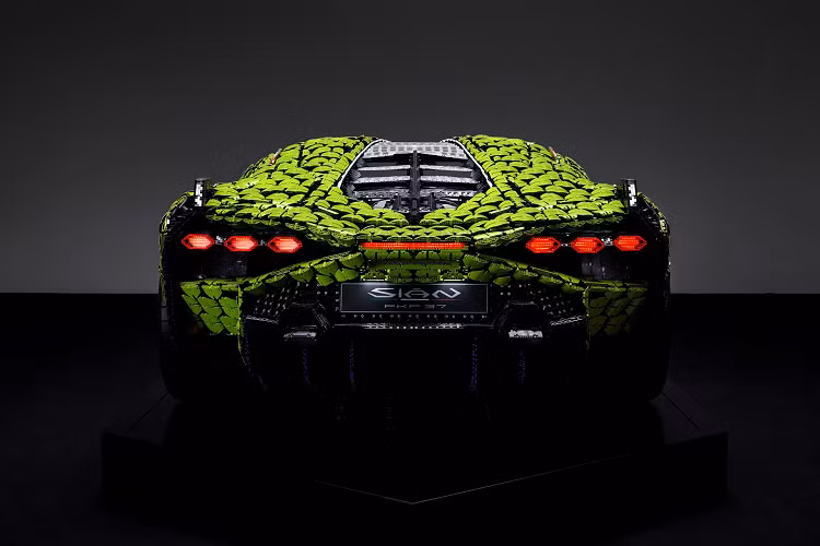 Nhiều bộ phận đã được Lego Technic chế tạo riêng để hoàn thành mô hình của Lamborghini Sian hàng hiệu. Dù không có đèn chiếu sáng, chiếc Sian Lego vẫn được trang bị đèn định vị trước và cụm đèn hậu LED được mô phỏng chi tiết và sắc sảo.