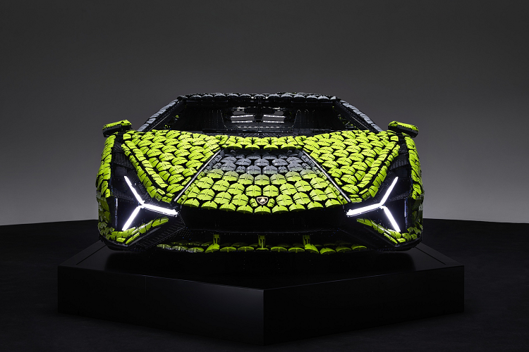 Điểm độc đáo của chiếc Sian Lego này nằm ở dàn áo bên ngoài. Các mảnh ghép hình lục giác được dùng để tạo hình ngoại thất mẫu supercar và đây là lần đầu tiên hãng đồ chơi Đan Mạch sử dụng công nghệ sơn để tạo màu cho mô hình. Đặc biệt, loại sơn xanh lá được cung cấp bởi chính Lamborghini để tạo được màu sắc chân thật nhất.