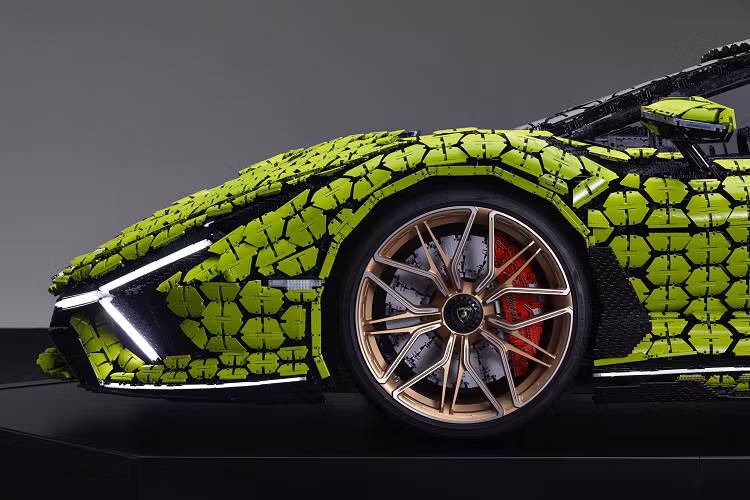 Mâm xe có tạo hình nan hoa và sơn 2 màu như xe thật, trong khi đĩa phanh và cùm phanh hiệu năng cao được lắp ghép từ nhiều mảnh Lego.