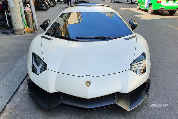 Ở phía bên ngoài, xe được sơn màu trắng ngọc trai Bianco Canopus kết hợp với các chi tiết màu đen mờ của bộ body-kit tạo nên cái nhìn đầy tinh tế và quyến rũ. Một số điểm khác biệt trên bộ body-kit độ phiên bản 50th Anniversario có thể kể tới như hệ thống cản trước sau, lip hông 2 bên, bộ mâm đa chấu cùng cùm phanh đỏ....