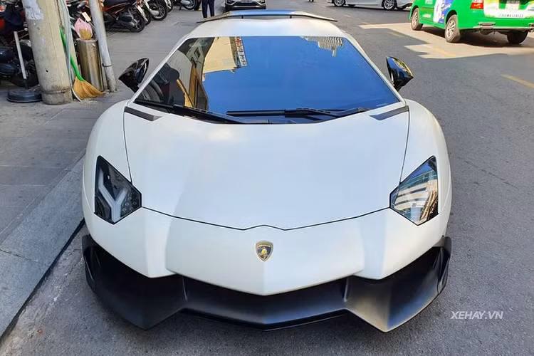 Ở phía bên ngoài, xe được sơn màu trắng ngọc trai Bianco Canopus kết hợp với các chi tiết màu đen mờ của bộ body-kit tạo nên cái nhìn đầy tinh tế và quyến rũ. Một số điểm khác biệt trên bộ body-kit độ phiên bản 50th Anniversario có thể kể tới như hệ thống cản trước sau, lip hông 2 bên, bộ mâm đa chấu cùng cùm phanh đỏ....