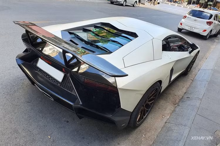 "Trái tim" của siêu phẩm Lamborghini Aventador này vẫn là khối động cơ V12, dung tích 6.5 lít, sản sinh công suất cực đại lên đến 700 mã lực và chỉ mất 2,9 giây để tăng tốc từ 0-100 km/h trước khi đạt tốc độ tối đa là 349 km/h. Ở thời điểm năm 2015, giá xe Lamborghini Aventador chính hãng khoảng hơn 20 tỷ đồng.