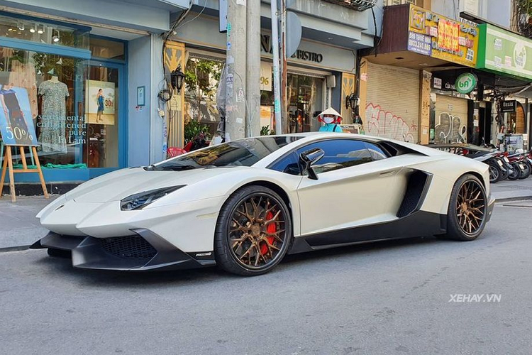 Về siêu phẩm Lamborghini Aventador trong bài viết, chiếc xe này được chủ cũ nâng cấp lên bộ cánh hàng hiệu của phiên bản đặc biệt 50th Anniversario và đồng thời cũng là chiếc xe duy nhất tại Việt Nam.