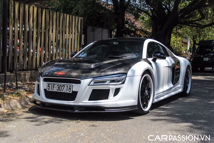Audi R8 là chiếc siêu xe đình đám và phổ biến nhất tới từ thương hiệu xe sang Đức, với 2 phiên bản Audi R8 V8 và R8 V10 Plus. Audi R8 sở hữu thiết kế có phần mềm mại hơn so với đối thủ Huracan, có lẽ vì vậy mà chiếc xe này không có sức hút bằng đối thủ của nó. Tuy nhiên không vì thế mà R8 không được những khách hàng ưa chuộng.