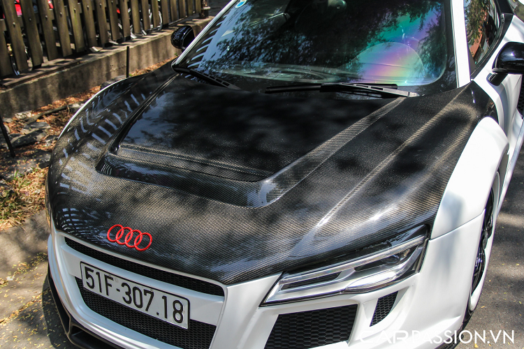 Gói độ đem tới cho xe rất nhiều chi tiết bằng carbon như hai tấm ốp thân xe, nắp capo mới của xe với thiết kế một hốc gió giả cũng được làm hoàn toàn bằng chất liệu carbon. Hệ thống đèn chiếu sáng trước và đèn sau cũng đã được chủ sở hữu thay thế sang dạng đèn LED với họa tiết khác biệt so với hệ thống đèn cơ bản trên R8 thế hệ đầu tiên. Xe được nâng cấp với hệ thống xả từ thương hiệu Capristo đem lại âm thanh hầm hố, uy lực cho động cơ V8 mạnh mẽ.