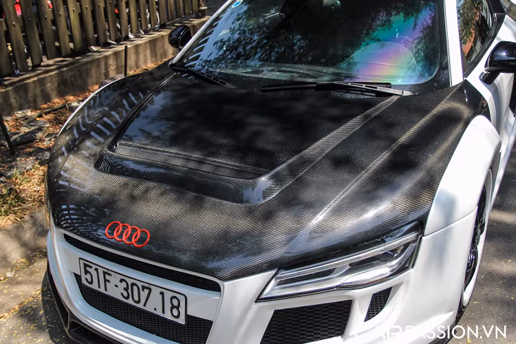 Gói độ đem tới cho xe rất nhiều chi tiết bằng carbon như hai tấm ốp thân xe, nắp capo mới của xe với thiết kế một hốc gió giả cũng được làm hoàn toàn bằng chất liệu carbon. Hệ thống đèn chiếu sáng trước và đèn sau cũng đã được chủ sở hữu thay thế sang dạng đèn LED với họa tiết khác biệt so với hệ thống đèn cơ bản trên R8 thế hệ đầu tiên. Xe được nâng cấp với hệ thống xả từ thương hiệu Capristo đem lại âm thanh hầm hố, uy lực cho động cơ V8 mạnh mẽ.