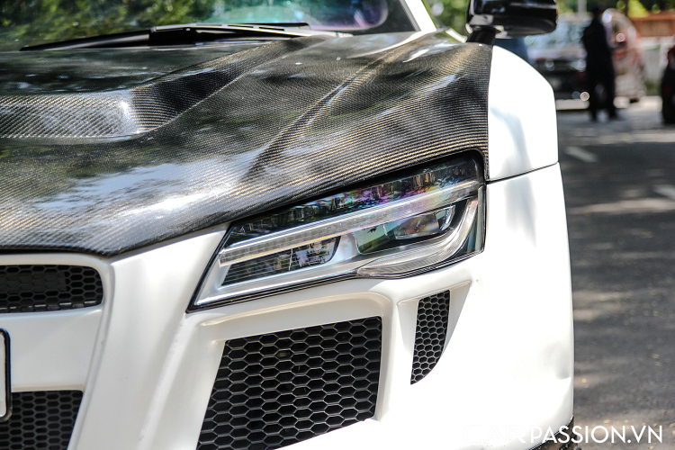 Hiện tại, chiếc xe mang trên mình màu sơn trắng mờ phù hợp với gói độ đầy khác biệt. Xe được trang bị cùm phanh màu đỏ nổi bật, “tone sur tone” với một số chi tiết khác của xe như các phần logo xe, logo biểu thị phiên bản. Về nguyên bản, chiếc xe thuộc phiên bản động cơ V8 với dung tích 4.2 Lít với khả năng sản sinh công suất ở mức 420 mã lực ở vòng tua 7.800 vòng/phút và mô men xoắn cực đại đạt mức 430 Nm tại vòng tua máy 4.500-6.000 vòng/phút.