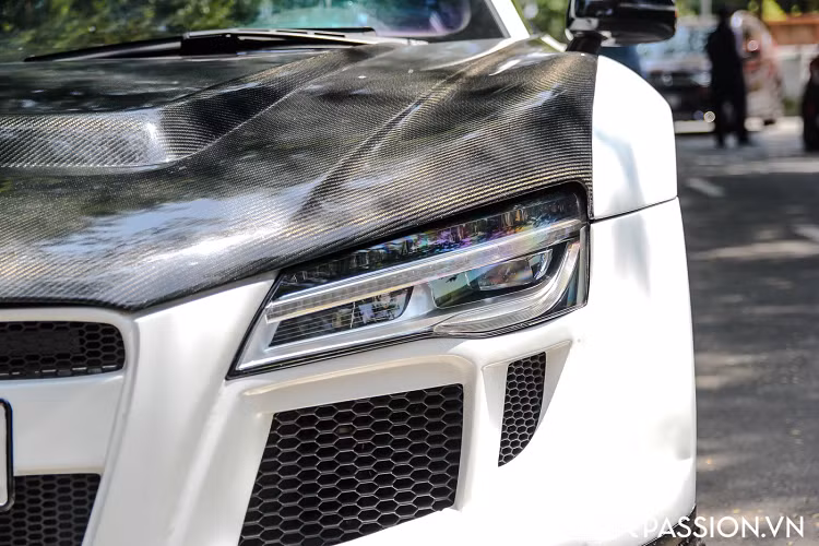 Hiện tại, chiếc xe mang trên mình màu sơn trắng mờ phù hợp với gói độ đầy khác biệt. Xe được trang bị cùm phanh màu đỏ nổi bật, “tone sur tone” với một số chi tiết khác của xe như các phần logo xe, logo biểu thị phiên bản. Về nguyên bản, chiếc xe thuộc phiên bản động cơ V8 với dung tích 4.2 Lít với khả năng sản sinh công suất ở mức 420 mã lực ở vòng tua 7.800 vòng/phút và mô men xoắn cực đại đạt mức 430 Nm tại vòng tua máy 4.500-6.000 vòng/phút.