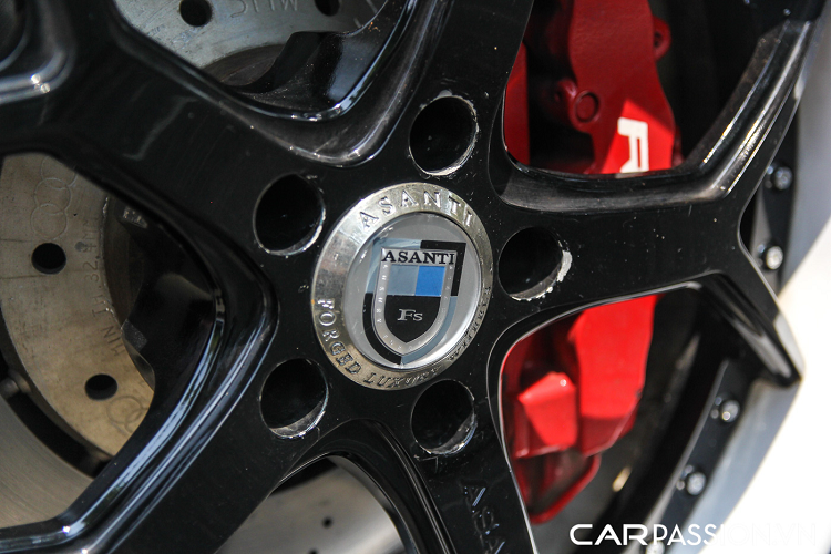 Hai phần líp ốp thân xe cũng được thay đổi với các tấm ốp giúp hạ thấp chiều cao của xe, từ đó đem lại cho phiên bản độ một diện mạo ấn tượng. Về nguyên bản, khi mới lắp đặt gói độ này, chiếc xe còn có một cánh gió lớn bằng chất liệu carbon nhưng sau một thời gian sử dụng, chi tiết này đã được gỡ bỏ.