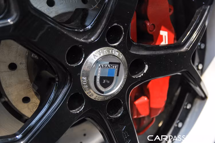 Hai phần líp ốp thân xe cũng được thay đổi với các tấm ốp giúp hạ thấp chiều cao của xe, từ đó đem lại cho phiên bản độ một diện mạo ấn tượng. Về nguyên bản, khi mới lắp đặt gói độ này, chiếc xe còn có một cánh gió lớn bằng chất liệu carbon nhưng sau một thời gian sử dụng, chi tiết này đã được gỡ bỏ.