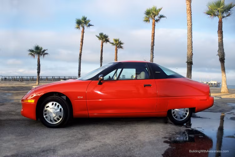 General Motors EV1: Đây là mẫu xe điện đầu tiên được sản xuất hàng loạt và kinh doanh dưới dạng cho thuê phương tiện. Tuy nhiên vòng đời của General Motors EV1 cũng khá ngắn ngủi, từ năm 1996 đến năm 1999. Dù được người dùng đánh giá cao, GM vẫn quyết định dừng sản xuất EV1 vì không có lãi. Hãng đã không gia hạn hợp đồng cho thuê, thu hồi tất cả xe và nghiền nát chúng. 