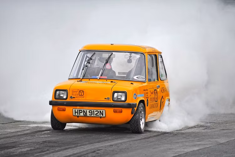 Enfield 8000: Enfield 8000 là mẫu xe điện xuất xứ Anh quốc, được giới thiệu vào năm 1973 bởi một công ty có tên Enfield Automotive. Mẫu xe nhỏ gọn 2 chỗ ngồi được sản xuất tổng cộng 120 chiếc, trong đó có 65 chiếc dành cho các tổ điện miền Nam nước Anh và Hội đồng Điện lực. Enfield 8000 sử dụng pin axit chì, tốc độ tối đa 77 km/h, tầm hoạt động tối đa 40 km.