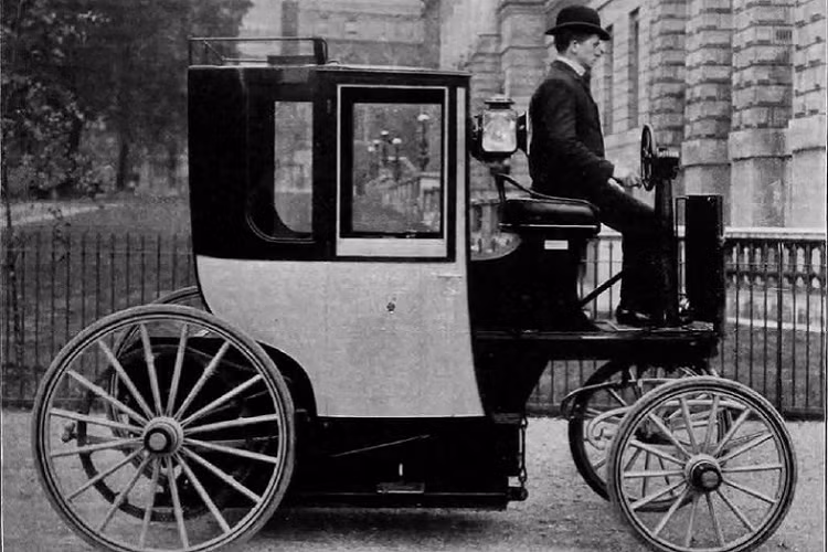 Hummingbirds: Hummingbirds là mẫu xe taxi chạy điện khá phổ biến tại London hay New York vào năm 1897. Tên gọi Hummingbirds (chim ruồi) xuất phát từ tiếng vo ve đặc biệt mà xe phát ra. Động cơ của xe là loại pin axit chì 40 cell, công suất chỉ 3 mã lực và tầm hoạt động tối đa 80 km/h. Đây được xem là một trong những phương tiện chạy điện đầu tiên trên thế giới, ở thời điểm xe ngựa vẫn còn phổ biến.