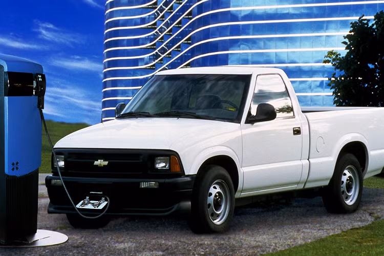 Chevrolet S-10 Electric: Chevrolet đã có những nỗ lực trong việc chế tạo xe điện vào thập niên 90, nhưng kế hoạch này không thành công. Chiếc Chevrolet S-10 Electric được giới thiệu lần đầu vào năm 1997, được nâng cấp vào năm 1998 và ngừng sản xuất sau đó không lâu. Tầm hoạt động của Chevrolet S-10 Electric khoảng 160 km, chỉ có 492 chiếc được bán ra trước khi biến mất hoàn toàn. 