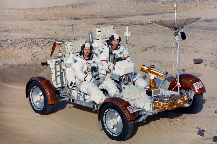 Lunar Roving Vehicle: Lunar Roving Vehicle là mẫu xe mang tính lịch sử của nhân loại, đây là chiếc xe thăm dò Mặt Trăng chạy bằng điện. Lunar Roving Vehicle được Boeing sản xuất trong giai đoạn 1971-1972. Nó có thể chở 2 phi hành gia cùng với thiết bị. Xe được trang bị động cơ điện với tốc độ tối đa 17,7 km/h. Hiện tại vẫn còn 3 chiếc Lunar Roving Vehicle đang đậu trên Mặt Trăng.