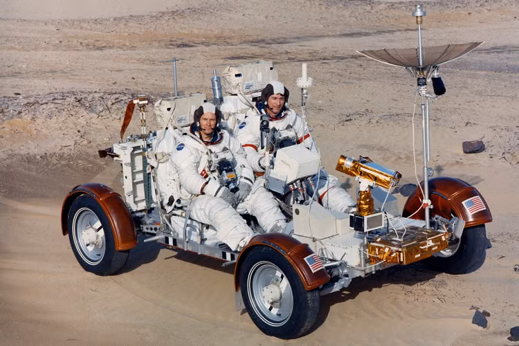 Lunar Roving Vehicle: Lunar Roving Vehicle là mẫu xe mang tính lịch sử của nhân loại, đây là chiếc xe thăm dò Mặt Trăng chạy bằng điện. Lunar Roving Vehicle được Boeing sản xuất trong giai đoạn 1971-1972. Nó có thể chở 2 phi hành gia cùng với thiết bị. Xe được trang bị động cơ điện với tốc độ tối đa 17,7 km/h. Hiện tại vẫn còn 3 chiếc Lunar Roving Vehicle đang đậu trên Mặt Trăng.