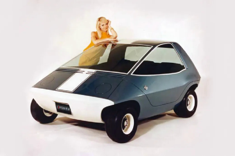 AMC Amitron: Tập đoàn Ôtô Mỹ đã cho ra chiếc AMC Amitron vào những năm 1960. Đây được xem là chiếc xe đi trước thời đại khi có hình dáng kỳ lạ, tầm hoạt động 225 km, công nghệ pin tiên tiến và phanh tái tạo. Nhưng do chi phí pin quá cao và các vấn đề phát sinh đã giết chết dự án này. Nguyên mẫu của AMC Amitron được đổi tên thành Electron vào năm 1977, sau đó được trưng bày tại Triển lãm Concept 80.