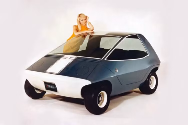 AMC Amitron: Tập đoàn Ôtô Mỹ đã cho ra chiếc AMC Amitron vào những năm 1960. Đây được xem là chiếc xe đi trước thời đại khi có hình dáng kỳ lạ, tầm hoạt động 225 km, công nghệ pin tiên tiến và phanh tái tạo. Nhưng do chi phí pin quá cao và các vấn đề phát sinh đã giết chết dự án này. Nguyên mẫu của AMC Amitron được đổi tên thành Electron vào năm 1977, sau đó được trưng bày tại Triển lãm Concept 80.