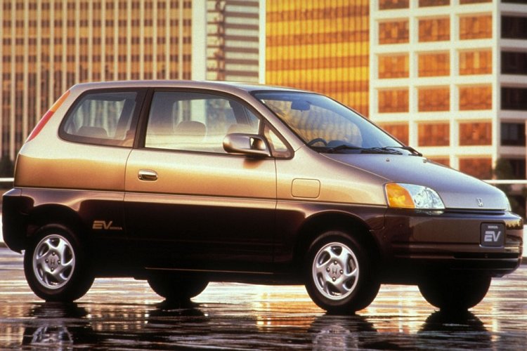 Honda EV Plus: Đây được xem là chiếc điện đầu tiên không sử dụng pin ắc quy axit chì. Honda EV Plus được sản xuất trong giai đoạn 1997-1999, chỉ có 340 chiếc được xuất xưởng và bị ngừng sản xuất khi Honda trình làng mẫu Insight - chiếc hybrid đầu tiên của hãng. Mục đích Honda tạo ra EV Plus là để thử nghiệm hóa học pin tiên tiến trong lĩnh vực ôtô điện.