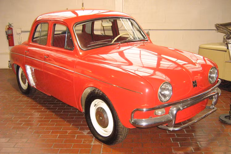 Henney Kilowatt: Trước khi xe ôtô điện phát triển rầm rộ như hiện nay, vào những năm 1959 đã từng xuất hiện một mẫu xe thương mại chạy điện, đó là chiếc Henney Kilowatt. Tuy nhiên nó chỉ tồn tại trong thời gian ngắn với 47 chiếc được bán ra. Xe được phát triển từ chiếc Renault Dauphine, tốc độ tối đa 96,5 km/h và tầm hoạt động khoảng 96 km, không tệ đối với một mẫu xe ở thập niên 50-60. Thế nhưng Henney Kilowatt không thể cạnh tranh với xe động cơ đốt trong do giá xăng dầu thời ấy rất rẻ.