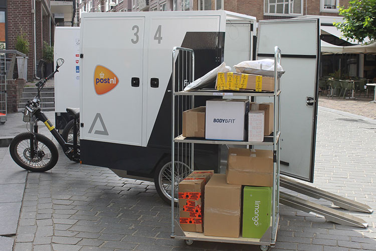 Amazon và cuộc khủng hoảng y tế toàn cầu hiện nay đang có ảnh hưởng rất lớn đến sự hiện diện và quy trình làm việc của các công ty phân phối hàng hóa. Vì vậy, làm sao để bảo đảm quy trình phân phối một cách tiện lợi, đơn giản là một chủ đề rất trọng.