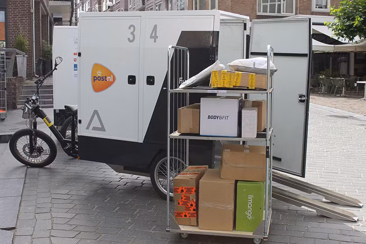 Amazon và cuộc khủng hoảng y tế toàn cầu hiện nay đang có ảnh hưởng rất lớn đến sự hiện diện và quy trình làm việc của các công ty phân phối hàng hóa. Vì vậy, làm sao để bảo đảm quy trình phân phối một cách tiện lợi, đơn giản là một chủ đề rất trọng.