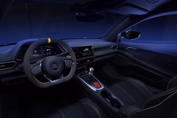 Mẫu xe được thiết lập với các tính năng và trang bị tập trung vào việc vận hành trên đường đua hơn với các chi tiết như các phần líp ốp mở rộng giúp tối ưu hóa tính khí động học cho xe. Ở phía sau, xe được trang bị cánh gió cỡ lớn giúp tăng lực ép cũng như giúp xe vận hành một cách ổn định ở tốc độ cao.