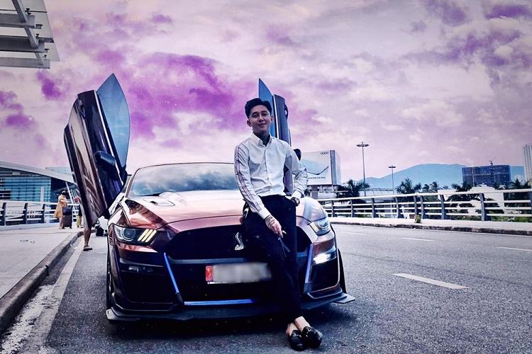 Hiện thông tin Hoàng Tử Gió chết ở chung cư trong tình trạng treo cổ đang thu hút sự chú ý của cộng đồng mạng. Lực lượng chức năng vẫn đang tiến hành điều tra. Vào năm 2019, Hoàng Tử Gió từng bị công an bắt vì hành vi liên quan đến việc sử dụng chất cấm.