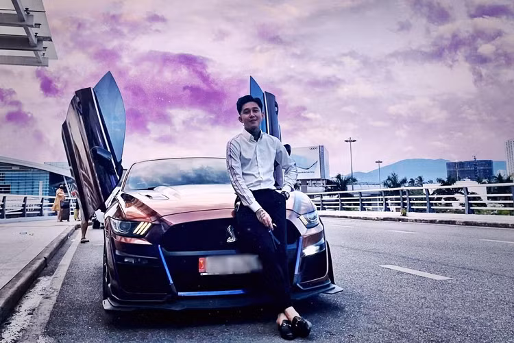 Hiện thông tin Hoàng Tử Gió chết ở chung cư trong tình trạng treo cổ đang thu hút sự chú ý của cộng đồng mạng. Lực lượng chức năng vẫn đang tiến hành điều tra. Vào năm 2019, Hoàng Tử Gió từng bị công an bắt vì hành vi liên quan đến việc sử dụng chất cấm.