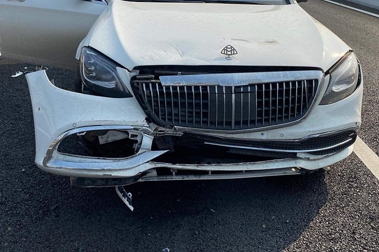 Được biết, chiếc xe sang Mercedes-Benz S-Class sau khi gặp nạn đã được Hoàng Tử Gió mang đi sửa chữa lại. Trong vụ va chạm với xe Kia còn khiến chiếc Mercedes-Benz S-Class bung túi khí vô lăng và trước mặt người ngồi ghế phụ. Hoàng Tử Gió từng thoát chết trong vụ tai nạn trên cao tốc cùng với chiếc xe sang Mercedes-Benz S-Class độ Maybach