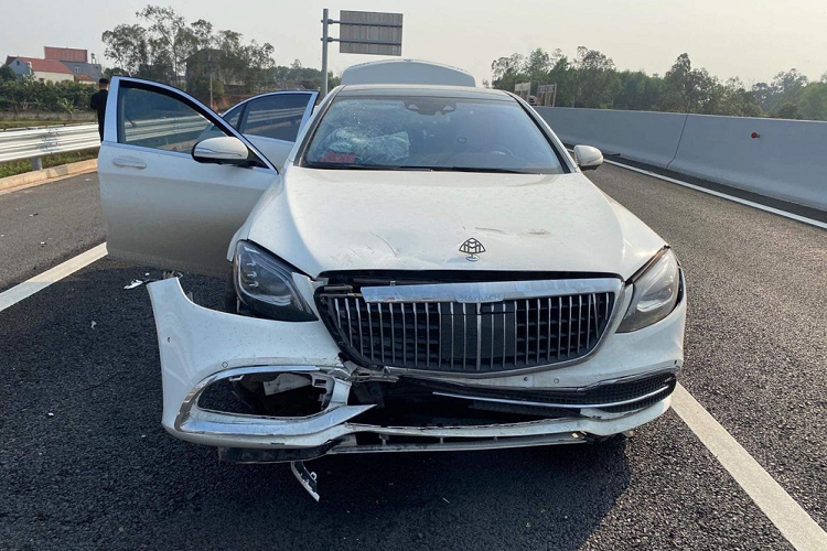 Trước khi bị phát hiện trong tư thế treo cổ ở 1 chung cư, "Hoàng Tử Gió" từng chia sẻ khá nhiều hình ảnh bên siêu xe, xe sang cùng các bóng hồng và cả những buổi họp mặt của các tay chơi tiền ảo. Đặc biệt là chiếc xe sang Mercedes-Benz S-Class độ Maybach. Vào đầu năm nay, "Hoàng Tử Gió" từng gây sốc khi chia sẻ thoát chết trong vụ tai nạn xe kinh hoàng xảy ra trên cao tốc Hà Nội - Lạng Sơn.