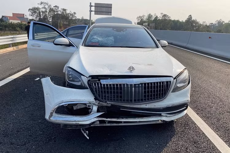 Trước khi bị phát hiện trong tư thế treo cổ ở 1 chung cư, "Hoàng Tử Gió" từng chia sẻ khá nhiều hình ảnh bên siêu xe, xe sang cùng các bóng hồng và cả những buổi họp mặt của các tay chơi tiền ảo. Đặc biệt là chiếc xe sang Mercedes-Benz S-Class độ Maybach. Vào đầu năm nay, "Hoàng Tử Gió" từng gây sốc khi chia sẻ thoát chết trong vụ tai nạn xe kinh hoàng xảy ra trên cao tốc Hà Nội - Lạng Sơn.