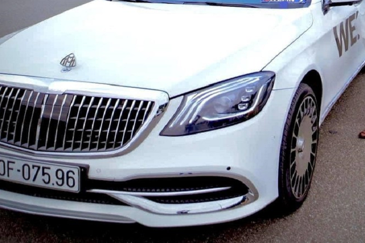 Ngoài chiếc xe sang Mercedes-Benz S-Class độ Maybach, Hoàng Tử Gió còn từng chia sẻ chụp cùng không ít siêu xe và xe siêu sang đắt tiền trong garage, nhưng đây đều là của các công ty nhập khẩu tư nhân hoặc nhóm tiền ảo của "Hoàng Tử Gió" mướn siêu xe ra bên ngoài để chụp ảnh, đăng tải trên mạng nhằm thu hút sự chú ý của cộng đồng mạng.