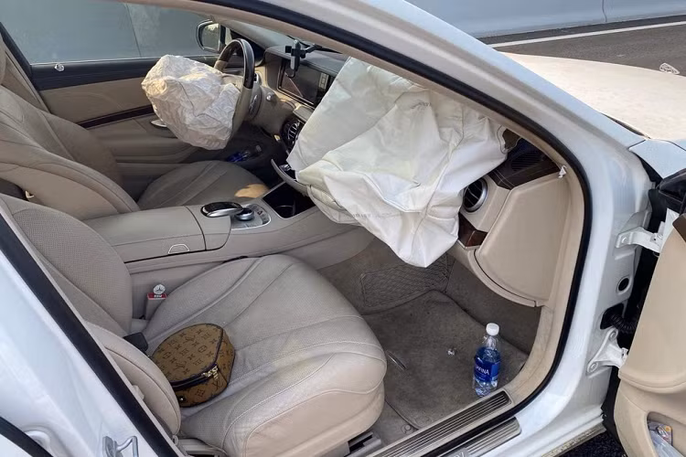 Vụ tai nạn này đã khiến chiếc xe Mercedes-Benz S-Class "độ" Maybach của Hoàng Tử Gió vỡ nát phần đầu xe, nhưng thiệt hại của chiếc xe Kia mới khiến không ít người nỗi hết da gà do phần đuôi xe biến dạng nghiêm trọng sau khi bị chiếc xe Mercedes-Benz S-Class của Hoàng Tử Gió tông mạnh từ phía sau.