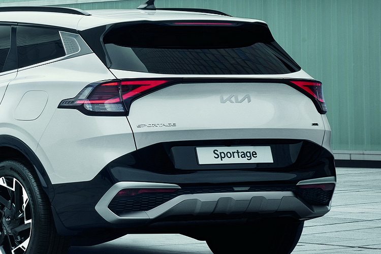 Phía sau, cụm đèn hậu cũng được cách điệu dạng móc câu và được nối liền bổi một mảng trang trí thay vì là đèn LED liền. Cản sau mang phong cách thể thao với phần trang trí giả ống xả kép và có bộ khuếch tán không khí.