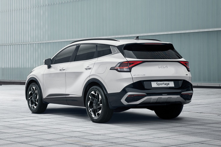 Tổng thể của Kia Sportage mới có nhiều đường nét sắc sảo và mang hơi hướm thiết kế của SUV coupe thể thao, khác với đời xe trước mang kiểu dáng bầu bĩnh và đầy đặn.