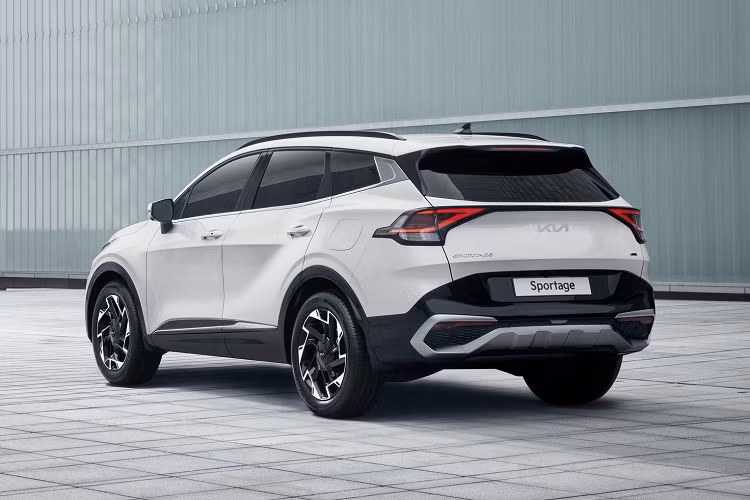 Tổng thể của Kia Sportage mới có nhiều đường nét sắc sảo và mang hơi hướm thiết kế của SUV coupe thể thao, khác với đời xe trước mang kiểu dáng bầu bĩnh và đầy đặn.