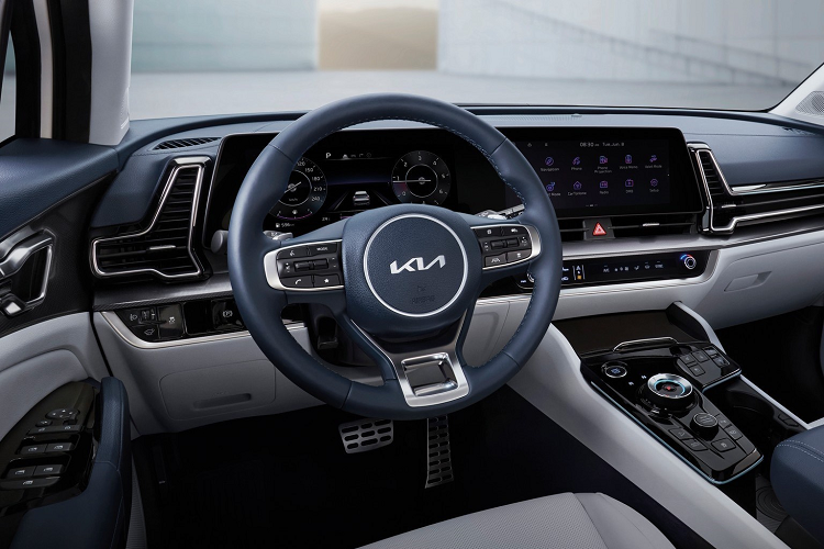 Dù chưa có thông tin chi tiết về trang bị, qua hình ảnh có thể thấy Sportage 2022 có nhiều tính năng đáng chú ý như cần số dạng nút xoay, tùy chọn chế độ đi địa hình, kiểm soát hành trình thích ứng, hỗ trợ giữ làn...