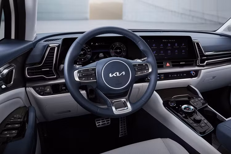 Dù chưa có thông tin chi tiết về trang bị, qua hình ảnh có thể thấy Sportage 2022 có nhiều tính năng đáng chú ý như cần số dạng nút xoay, tùy chọn chế độ đi địa hình, kiểm soát hành trình thích ứng, hỗ trợ giữ làn...