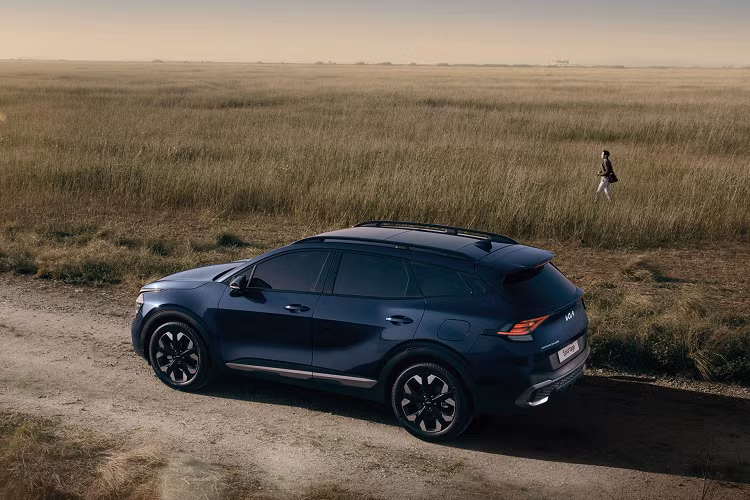 Nằm ở nhóm SUV hạng C, Kia Sportage là đối thủ cạnh tranh cùng Mazda CX-5, Hyundai Tucson, Honda CR-V... Ở thế hệ thứ 4, Kia Sportage tại Việt Nam từng được Thaco phân phối theo diện nhập khẩu, tuy nhiên giá bán cao khiến doanh số thấp và mẫu xe này đã bị dừng kinh doanh.