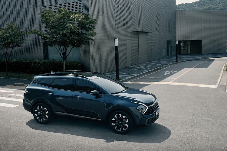 Theo dự đoán của Motor1, Sportage mới có thể chia sẻ các cấu hình động cơ với Tucson đang bán tại Mỹ, gồm máy xăng I4 2.5L, động cơ hybrid tăng áp 1.6L và tùy chọn động cơ hybrid cắm sạc.