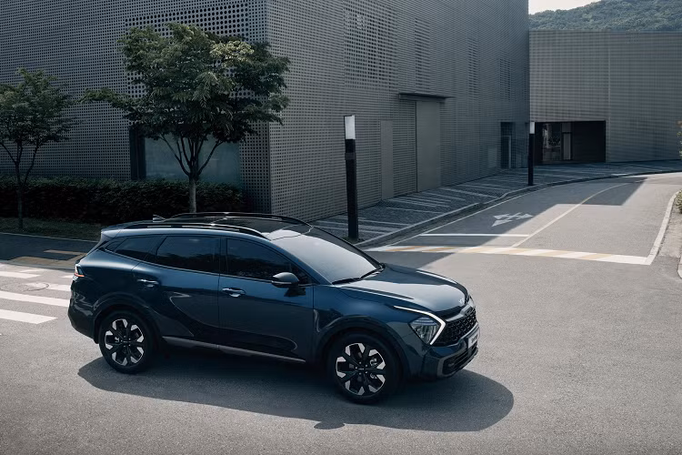 Theo dự đoán của Motor1, Sportage mới có thể chia sẻ các cấu hình động cơ với Tucson đang bán tại Mỹ, gồm máy xăng I4 2.5L, động cơ hybrid tăng áp 1.6L và tùy chọn động cơ hybrid cắm sạc.