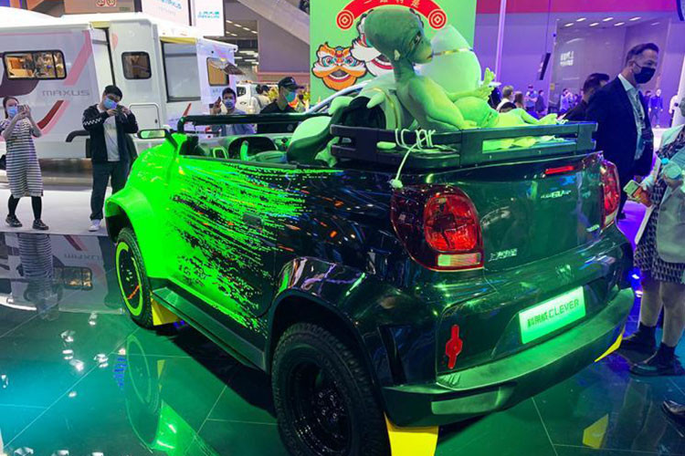 Cụ thể, xe tiêu chuẩn có trang bị mô tơ điện 50 mã lực và 100 Nm mô-men xoắn cực đại, và có cụm pin đủ sức đi khoảng 300 km theo chu kỳ NEDC.