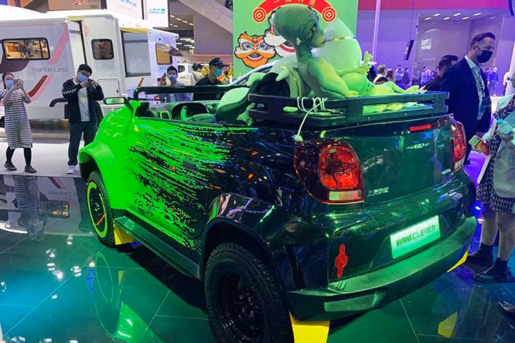 Cụ thể, xe tiêu chuẩn có trang bị mô tơ điện 50 mã lực và 100 Nm mô-men xoắn cực đại, và có cụm pin đủ sức đi khoảng 300 km theo chu kỳ NEDC.